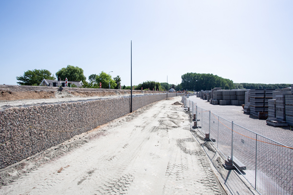 Gewapende grondconstructie met Tensar RE grid en schandkorf in primaire waterkering