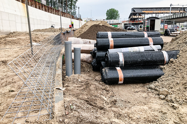 Uitdagende gewapende grondconstructie voor glooiend talud met groene facing