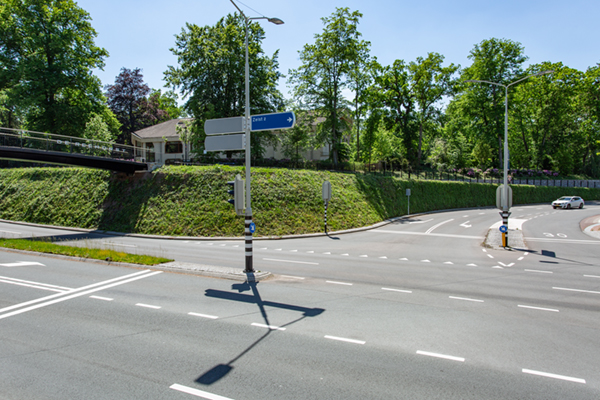 Uitdagende gewapende grondconstructie voor glooiend talud met groene facing
