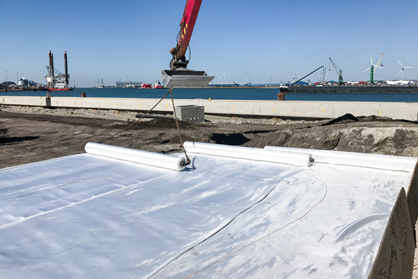 TenCate paalmatrassysteem en Tensar Stratum cellensysteem voor nieuwe kade Sagro Vlissingen