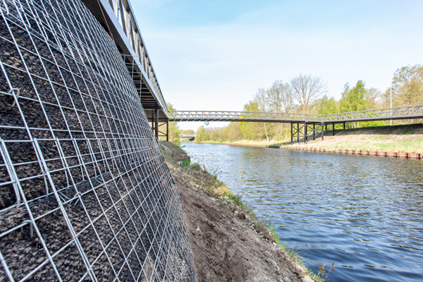 Gewapende grondconstructie voor fietsbrug