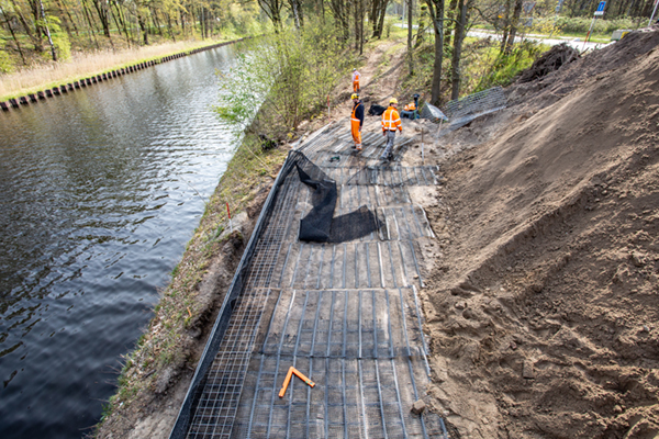 Gewapende grondconstructie voor fietsbrug in Best