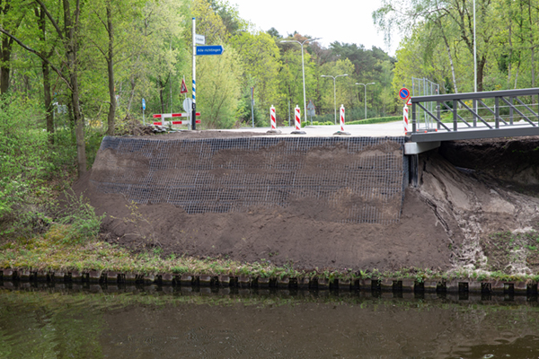 Gewapende grondconstructie voor fietsbrug in Best