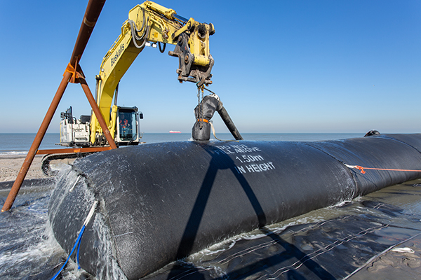 TenCate Geotubes voor twaalf kraanopstelplaatsen voor Windpark Maasvlakte 2 op het strand