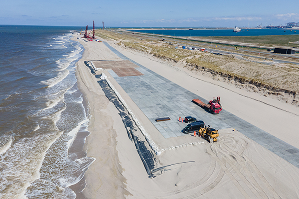 TenCate Geotubes voor twaalf kraanopstelplaatsen voor Windpark Maasvlakte 2 op het strand